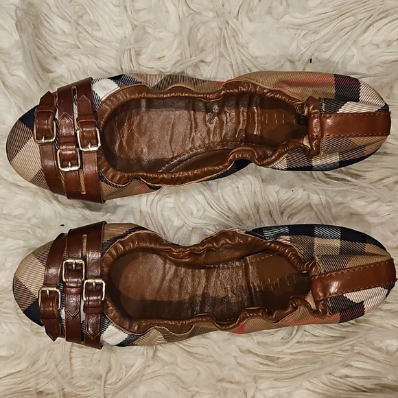 Burberry Women's Plaid Flats with Brown Accents - Picture 4 of 5
